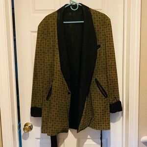 Vintages men’s smoking jacket from the 50’s-60’s in excellent condition!